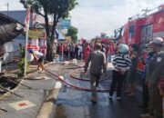 Si Jago Merah Melahap Dua Warung dan Satu Sepeda Motor di Cilacap