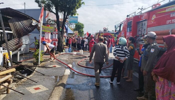 Si Jago Merah Melahap Dua Warung dan Satu Sepeda Motor di Cilacap