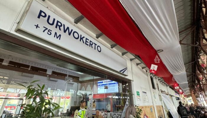 Meriah, Kain Merah Putih Sepanjang 450 Meter Hiasi Stasiun Purwokerto