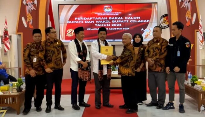 ISO Paslon Yang Pertama Mendaftar ke KPU Cilacap di Hari Kedua