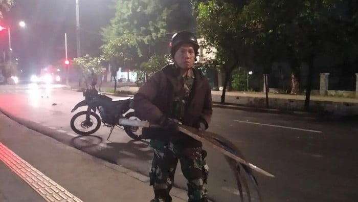 Seorang Diri, Babinsa Hentikan Tawuran di Duren Sawit