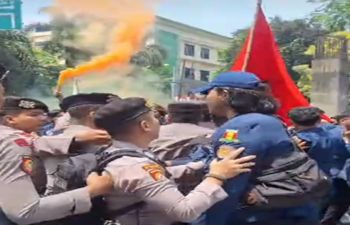 Demo Massa mahasiswa menolak RUU Pilkada di gedung DPRD Jateng