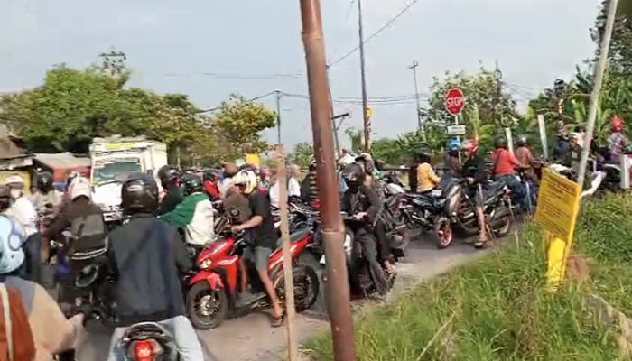 Perlintasan KA di Muktiharjo Kidul Ditutup, Jembatan Sukarela Makin Macet