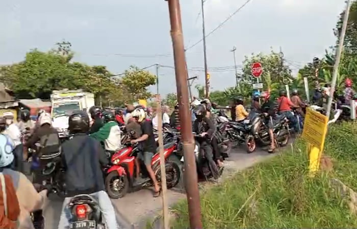 perlintasan rel kereta api (KA) di muktiharjo kidul ditutup, jembatan sukarela bertambah macet