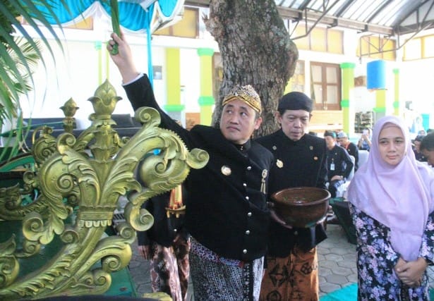 Lestarikan Budaya, Bupati Mansur Bersihkan Benda-Benda Pusaka Pemalang