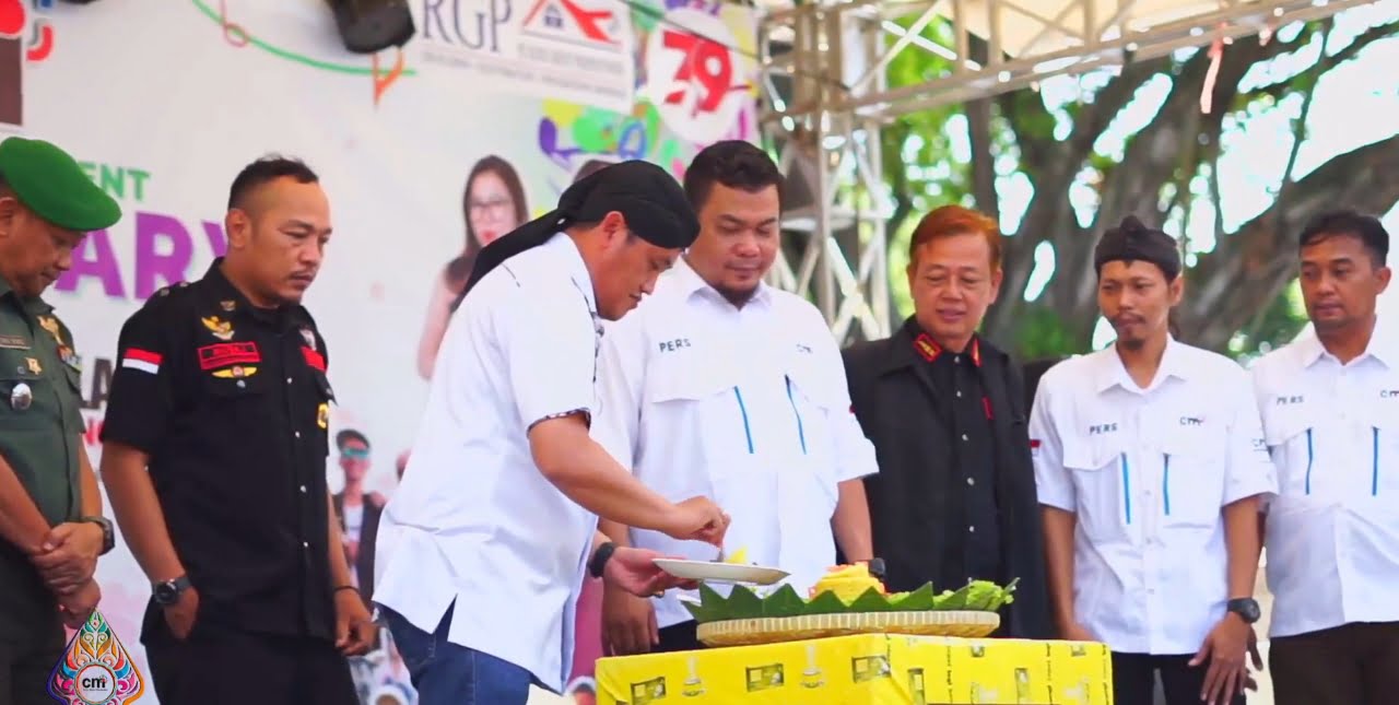 Pemotongan tumpeng oleh Bupati Pemalang, di Anniversary ke-1 CMI
