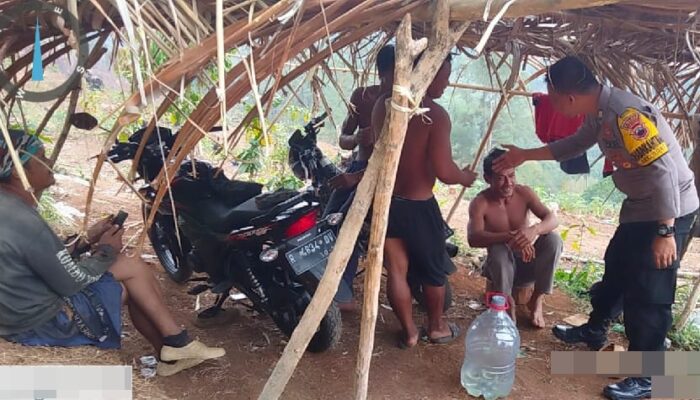 Datangi Warganya, Bhabinkamtibmas Polsek Doro Himbau Antisipasi Kebakaran