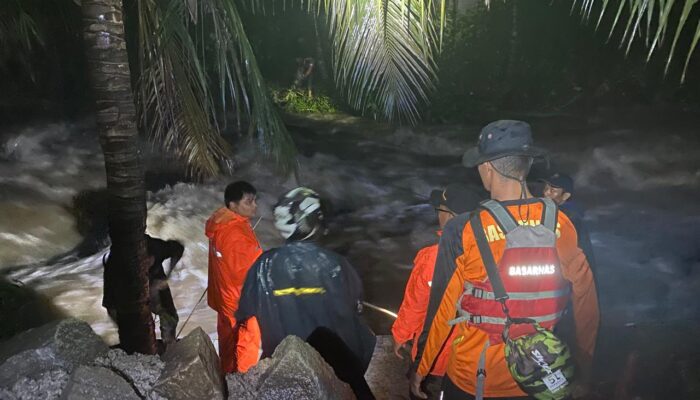 Penyelamatan Tim SAR Gabungan Terhadap Seorang Petani Terjebak Delta Sungai Kawung di Banyumas Dramatis
