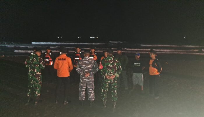 Kakak Beradik Dilaporkan Terseret Ombak Pantai Kemiren Cilacap Tim SAR Gabungan Lakukan Pencarian