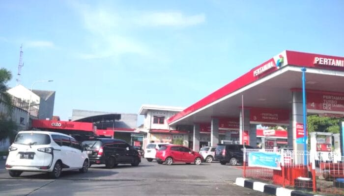 AWAS! Motor & Mobil Ini Dilarang Isi Pertalite Mulai Hari Ini ?