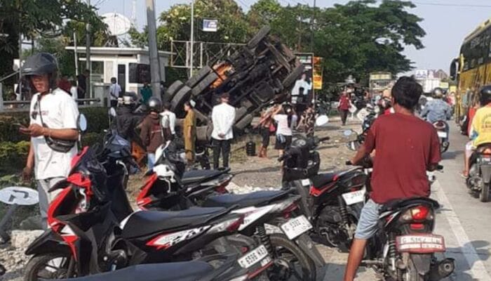 Mengantuk, Supir Truk Tangki Terperosok di Jalur Pantura Petarukan !