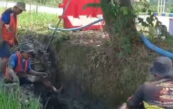 Pipa Air Milik Perumda Tirta Mulia Pemalang Alami Kebocoran di Deapan SMK Islam Bantarbolang, Tim Teknik Langsung Lakukan Perbaikan