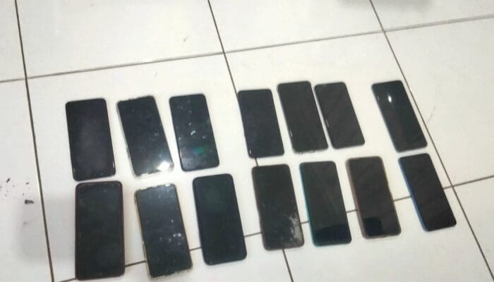 Selain kendaraan bermotor, puluhan HP berbagai merk turut diamankan polisi. (foto: Humas Polresta Cilacap)