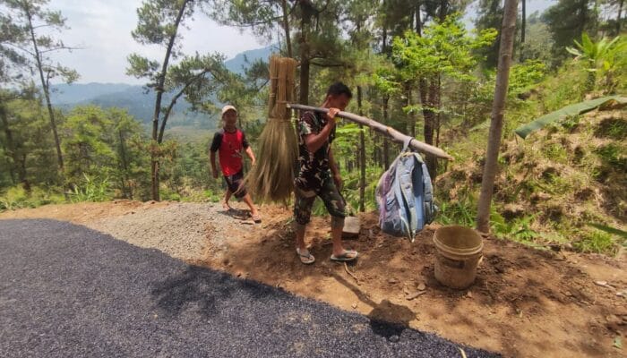 Anggota Satgas TMMD Reguler ke 122 Bantu Piku Hasil Panen Warga