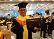 Joko Longkeyang : Wartawan Senior Raih Gelar Sarjana Hukum di Usia Senja