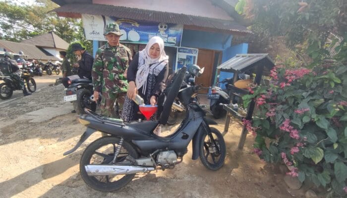 Saat SPBU Jauh, Penjual Bensin Eceran Jadi Andalan Satgas TMMD Ke-122 Desa Tambi, Watukumpul