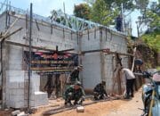 Terus Kebut Rehab RTLH, Satgas TMMD Reguler 122 Kodim Pemalang Pasang Rangka Baja Ringan