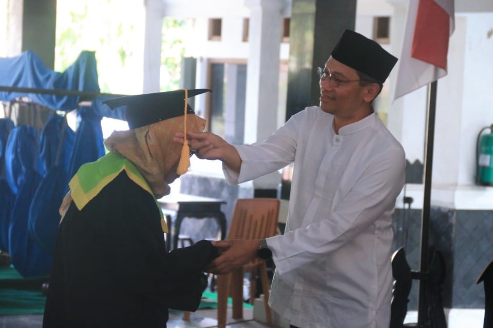 Wisuda 81 Mahasiswa di Sekolah Lansia Abata: Semangat Belajar Tak Terbatas Usia