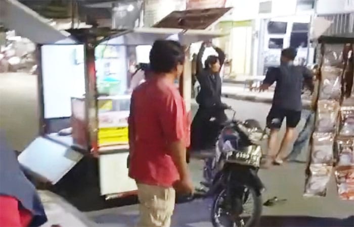 Kejadian pemalak PKL di rebutan lahan dan saling bacok