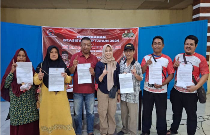 Warga Muktiharjo KIdul Semarang Terima Beasiswa PIP dari Agustina Wilujeng
