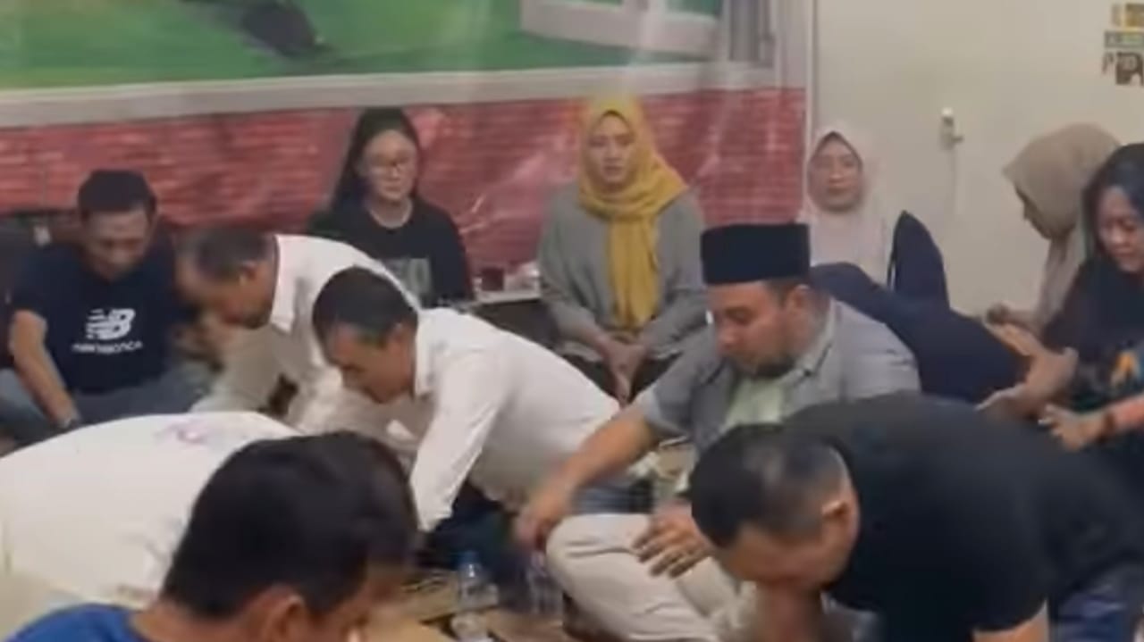 Paslon Nomor Urut 3, Anom-Nurkholis Sujud Syukur atas Kemenangan Hasil Real Count