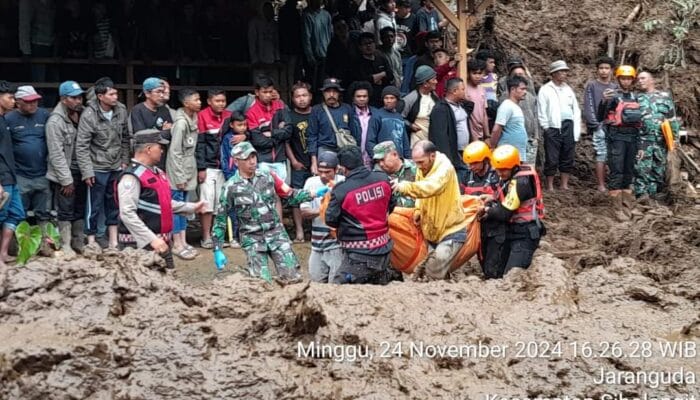 Evakuasi 10 Korban Tertimbun Longsor di Karo, Sumatra Utara !!!