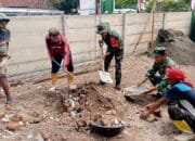 Karya Bakti Koramil 02/Taman , membantu Rehab Rumah milik Bpk. Tarmiji di Desa Banjardawa