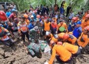Tim SAR Gabungan Temukan 2 Korban Longsor di Kebumen Sedang Berpelukan