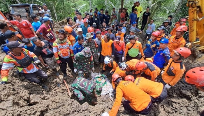 Tim SAR Gabungan Temukan 2 Korban Longsor di Kebumen Sedang Berpelukan