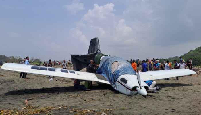 Pesawat Latih PK-PBC Milik Perkasa Flight School Lakukan Pendaratan Darurat di Pantai Cemara Sewu Cilacap