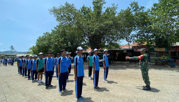 Bentuk Sikap dan Karakter Generasi Muda, Anggota Koramil Jeruklegi Latih LDKS SMK Yos Sudarso