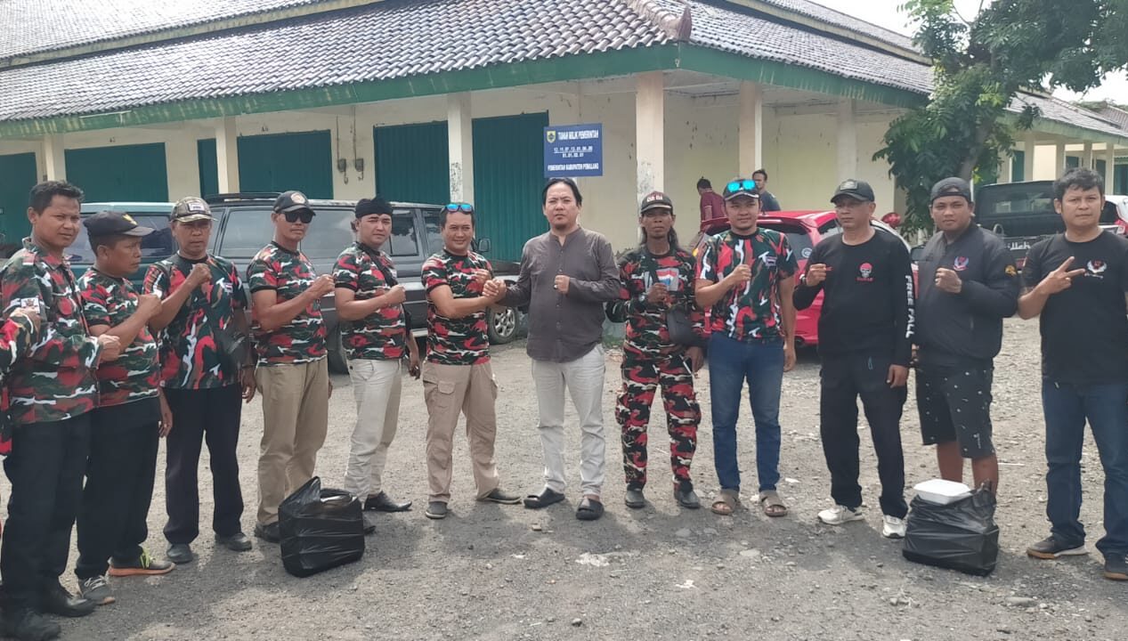 LMP, 234 SC, dan Diskoperindag Pemalang Bersatu untuk Kebersihan Pasar dan Berbagi Nasi Kotak