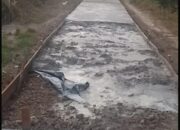 Terkesan asal jadi! Diduga Jalan Rijid Beton Tanpa Besi Wiremesh dan PapanInformasi Menuai Sorotan