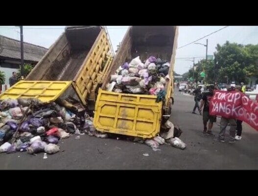 Aliansi Masyarakat Peduli Lingkungan Tumpahkan Dua Truk Sampah di Depan Pendopo Pemalang