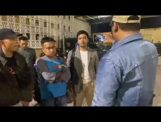 Surino di Dampingi Kuasa Hukum dan Ratusan Warga Laporkan Mubaligh ke Polisi, Terkait Status WhatsApp Atas Dugaan Pencemaran Nama Baik