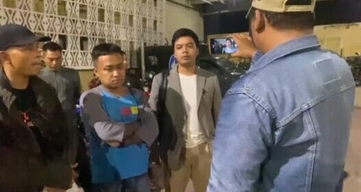 Surino di Dampingi Kuasa Hukum dan Ratusan Warga Laporkan Mubaligh ke Polisi, Terkait Status WhatsApp Atas Dugaan Pencemaran Nama Baik