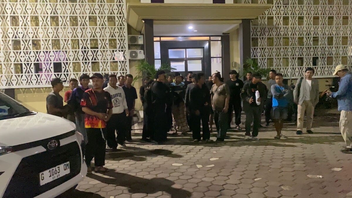 Surino di Dampingi Kuasa Hukum dan Ratusan Warga Laporkan Mubaligh ke Polisi, Terkait Status WhatsApp Atas Dugaan Pencemaran Nama Baik