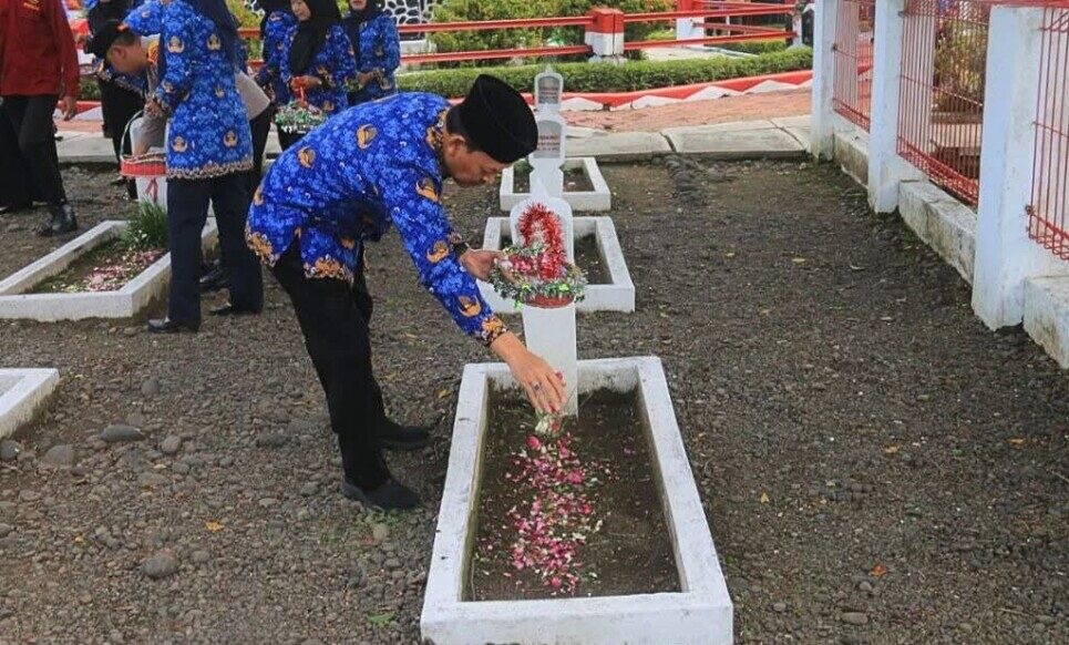 Peringati HUT Korpri 2024, Sekda Pemalang Ziarahi Taman Makam Pahlawan