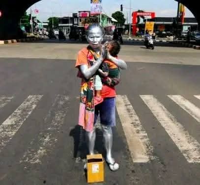 Perjuangan Seorang Nenek: Menjadi Manusia Silver untuk Masa Depan Cucu