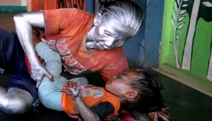 Perjuangan Seorang Nenek: Menjadi Manusia Silver untuk Masa Depan Cucu