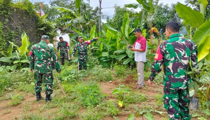 Anggota Koramil 09/Bantarbolang Laksanakan Penghijauan Bersama Masyarakat Desa Wanarata