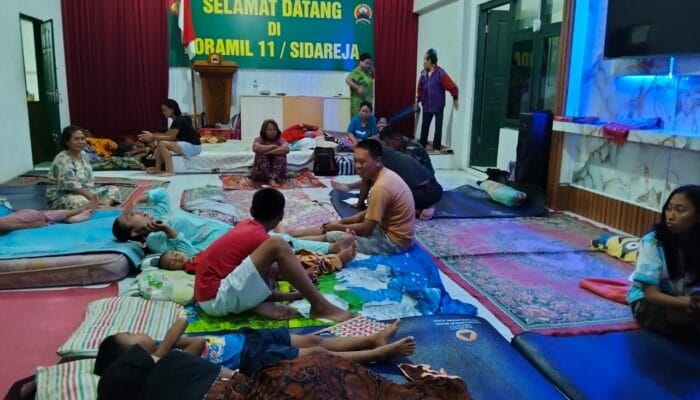 Koramil Sidareja Menjadi Tempat Penampungan Pengungsi Dampak Meluapnya Sungai Cikalong