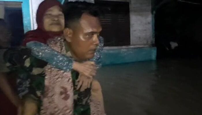 Aksi Heroik Anggota Koramil Sidareja Evakuasi Tunanetra Saat Banjir