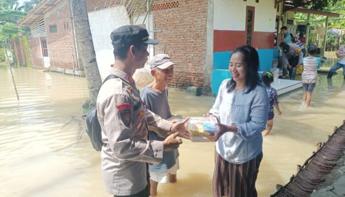 Banjir Sidareja, Polresta Cilacap Salurkan Ratusan Paket Bantuan untuk Warga Terdampak
