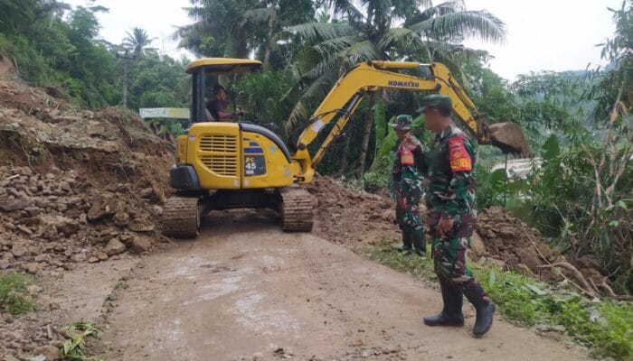 Longsor di Cimanggu, TNI bersama Masyarakat Gotong Royong Bersihkan Material