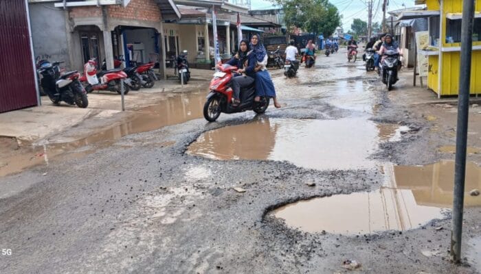 Warga Nipah Panjang Keluhkan Jalan Rusak di Parit 6, Berlubang dan Penuh Air Seperti Kolam Ikan