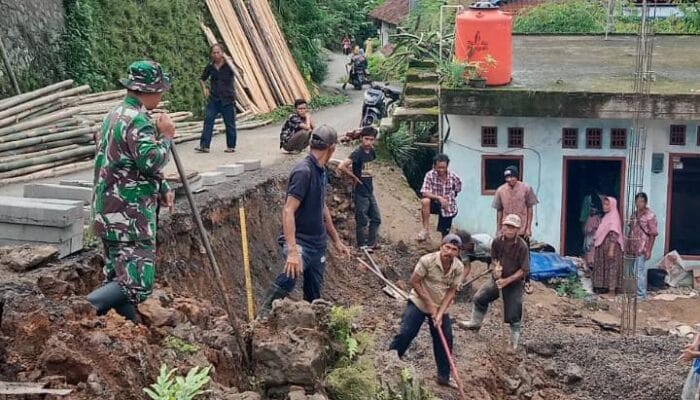 Pasca Hujan di Cimanggu Turap Jalan Desa Setinggi 4 Meter Longsor