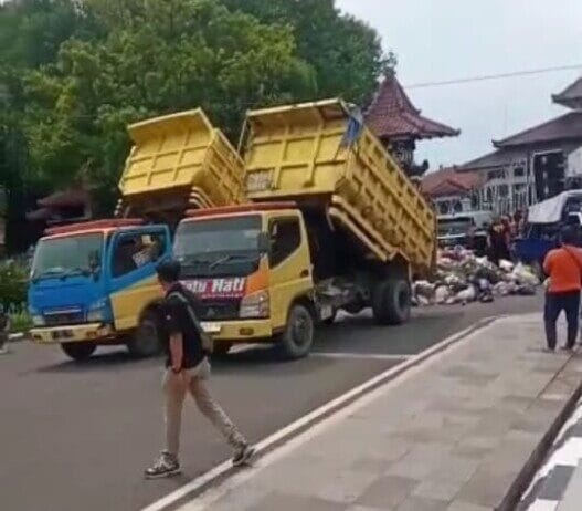 Aliansi Masyarakat Peduli Lingkungan Tumpahkan Dua Truk Sampah di Depan Pendopo Pemalang