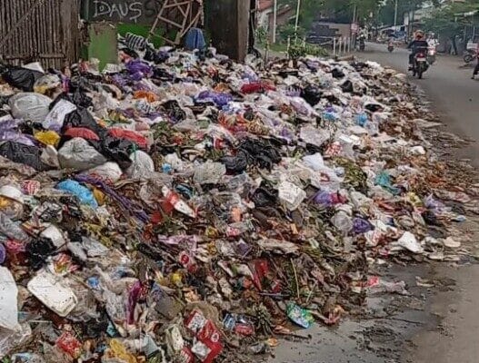Meluber ke Jalan, Tumpukan Sampah di TPS Bojongbata Sebabkan Kecelakaan