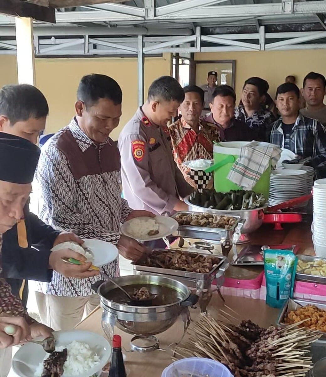 Pengantar Purna Bakti Kapolsek Randudongkal AKP Jaeni Berlangsung Unik: Seluruh Anggota Memasak untuk di Hidangkan
